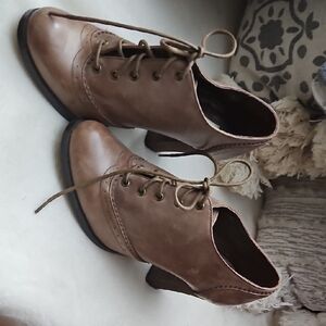 Chic Tan Lace-Up Heeled Shoes